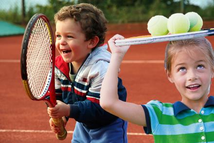 tennisles jongen en meisje