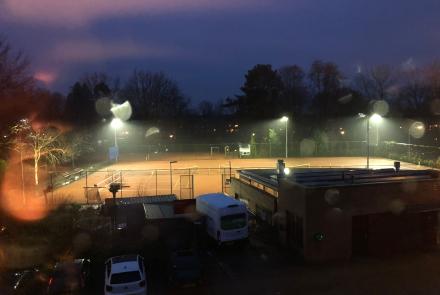 tennisbanen met verlichting